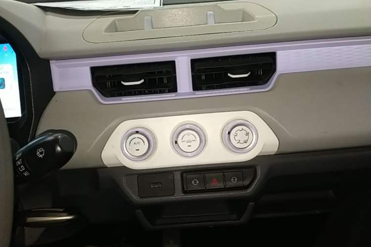 Used Chery QQ Ice Cream 2022 170km Sundae Phosphate Lithium-Ion Audio And AC Panel