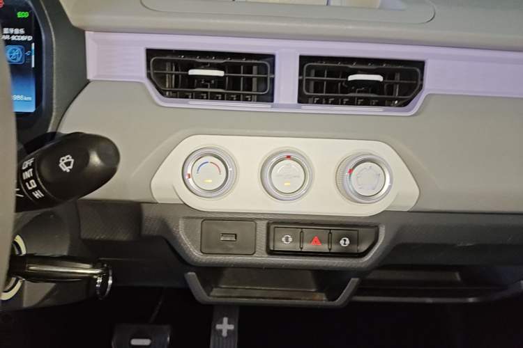 Used Chery QQ Ice Cream 2022 170km Sundae Phosphate Lithium-Ion Audio And AC Panel