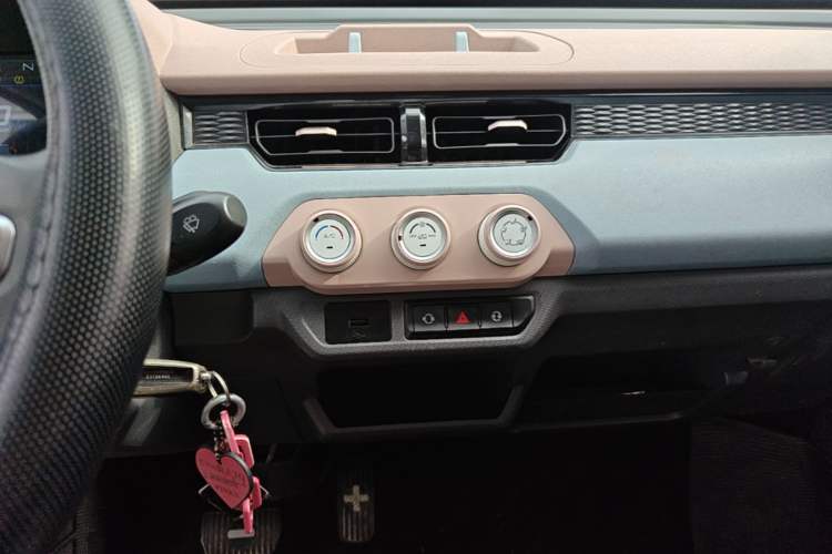 Used Chery QQ Ice Cream 2022 170km Sundae Phosphate Lithium-Ion Audio And AC Panel