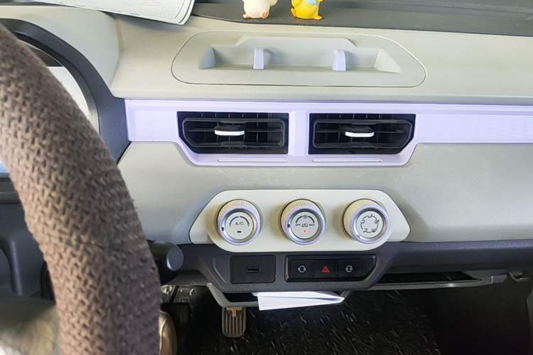 Used Chery QQ Ice Cream 2022 170km Sundae Phosphate Lithium-Ion Audio And AC Panel