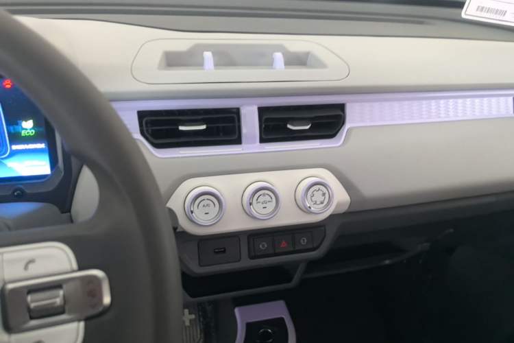 Used Chery QQ Ice Cream 2022 170km Sundae Phosphate Lithium-Ion Audio And AC Panel
