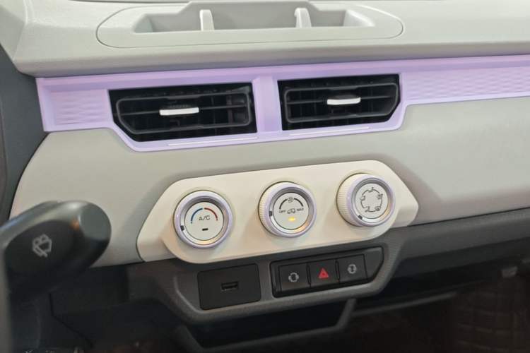 Used Chery QQ Ice Cream 2022 170km Sundae Phosphate Lithium-Ion Audio And AC Panel