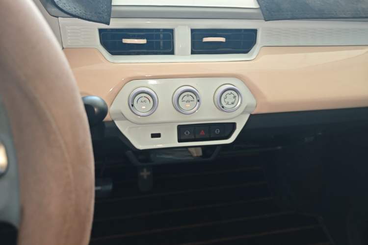 Used Chery QQ Ice Cream 2022 170km Sundae Phosphate Lithium-Ion Audio And AC Panel