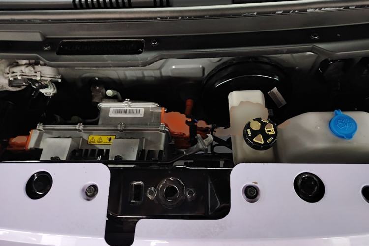 Used Chery QQ Ice Cream 2022 170km Sundae Phosphate Lithium-Ion Engine Bay