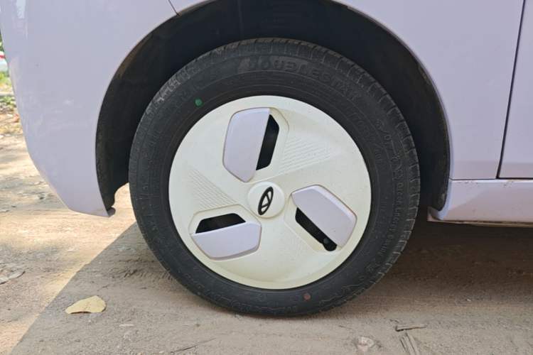 Used Chery QQ Ice Cream 2022 120km Conical Shape Lithium Iron Phosphate Exterior 4