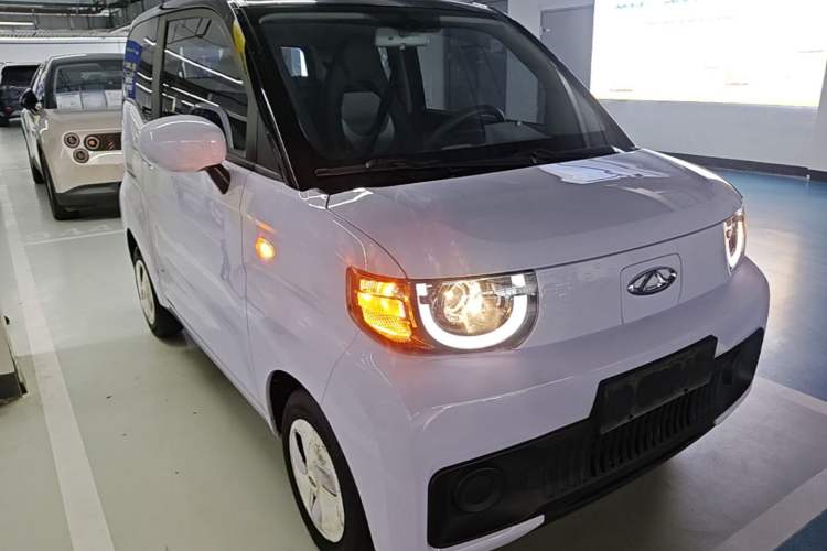 Used Chery QQ Ice Cream 2022 170km Sundae Phosphate Lithium-Ion Front Right 45 Deg