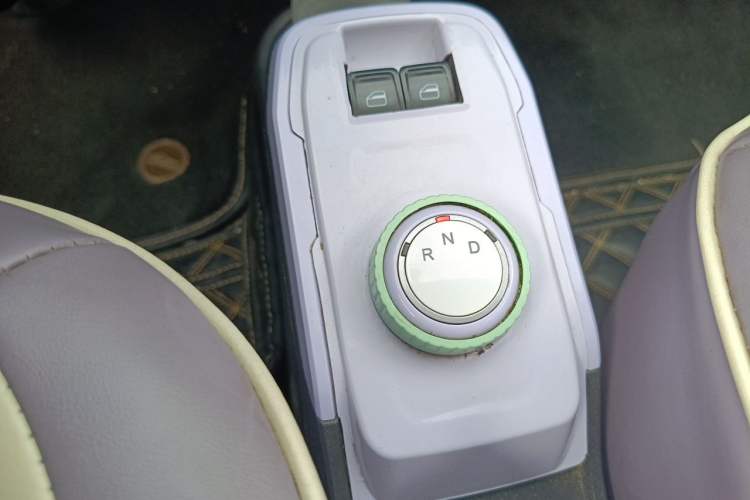 Used Chery QQ Ice Cream 2022 170km Sundae Phosphate Lithium-Ion Gear Lever