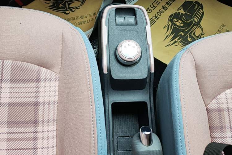 Used Chery QQ Ice Cream 2022 170km Sundae Phosphate Lithium-Ion Gear Lever