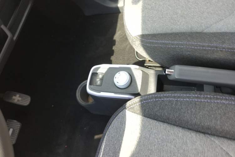 Used Chery QQ Ice Cream 2022 170km Sundae Phosphate Lithium-Ion Gear Lever