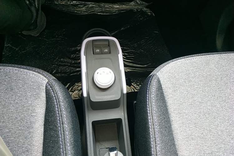 Used Chery QQ Ice Cream 2022 170km Sundae Phosphate Lithium-Ion Gear Lever