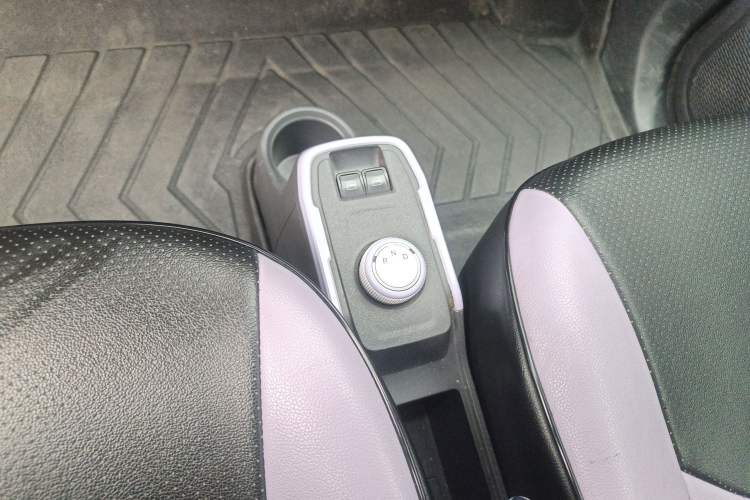 Used Chery QQ Ice Cream 2022 170km Sundae Ternary Lithium Gear Lever