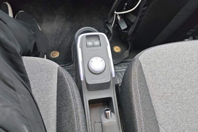 Used Chery QQ Ice Cream 2022 170km Sundae Phosphate Lithium-Ion Gear Lever