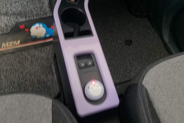 Used Chery QQ Ice Cream 2022 170km Sundae Phosphate Lithium-Ion Gear Lever