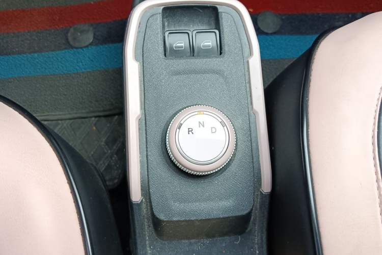 Used Chery QQ Ice Cream 2022 170km Sundae Phosphate Lithium-Ion Gear Lever