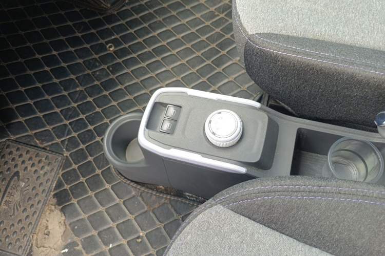 Used Chery QQ Ice Cream 2022 170km Sundae Phosphate Lithium-Ion Gear Lever