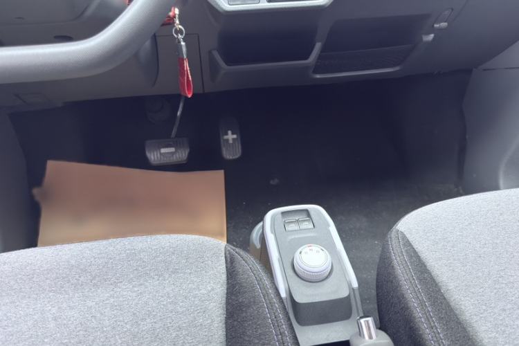 Used Chery QQ Ice Cream 2022 170km Sundae Phosphate Lithium-Ion Interior 4