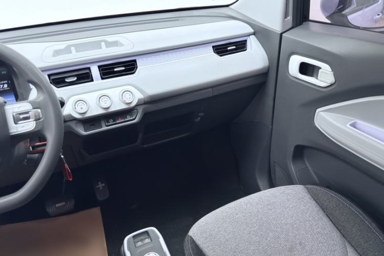 Used Chery QQ Ice Cream 2022 170km Sundae Phosphate Lithium-Ion Interior 6