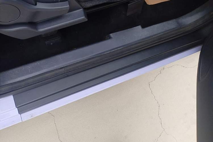 Used Chery QQ Ice Cream 2022 120km Conical Shape Lithium Iron Phosphate Right Side Sill