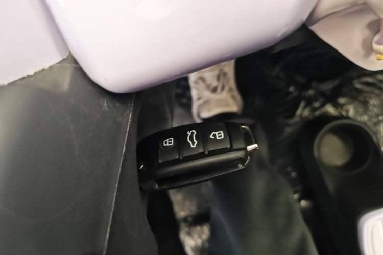 Used Chery QQ Ice Cream 2022 170km Sundae Phosphate Lithium-Ion Vehicle Key