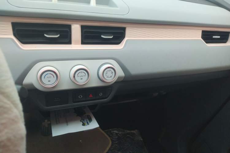 Used Chery QQ Ice Cream 2022 170km Sundae Phosphate Lithium-Ion Audio And AC Panel