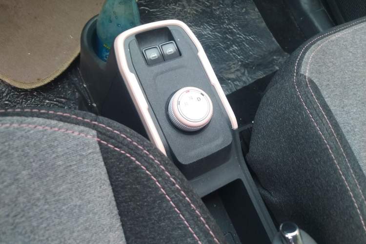 Used Chery QQ Ice Cream 2022 170km Sundae Phosphate Lithium-Ion Gear Lever