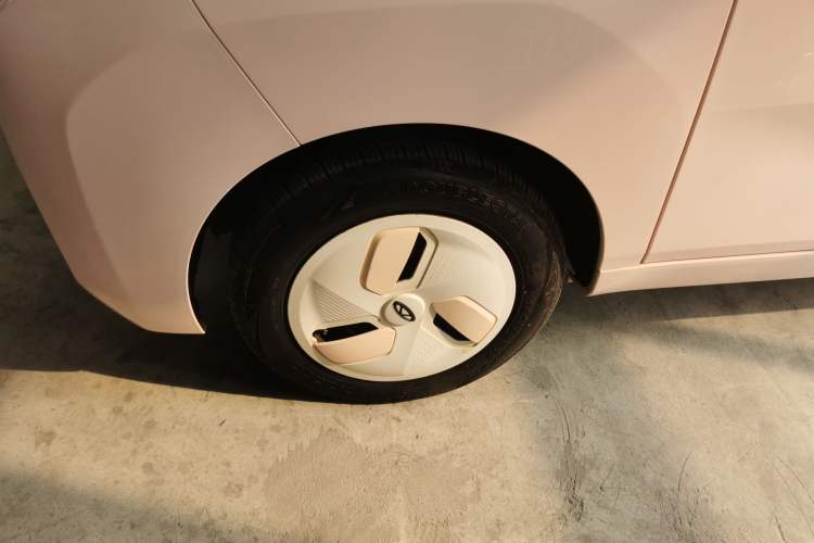 Used Chery QQ Ice Cream 2022 120km Milkshake Phosphate Lithium-Iron Left Front Wheel Hub