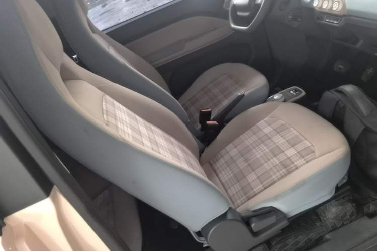 Used Chery QQ Ice Cream 2022 170km Sundae Phosphate Lithium-Ion Right Front Seat