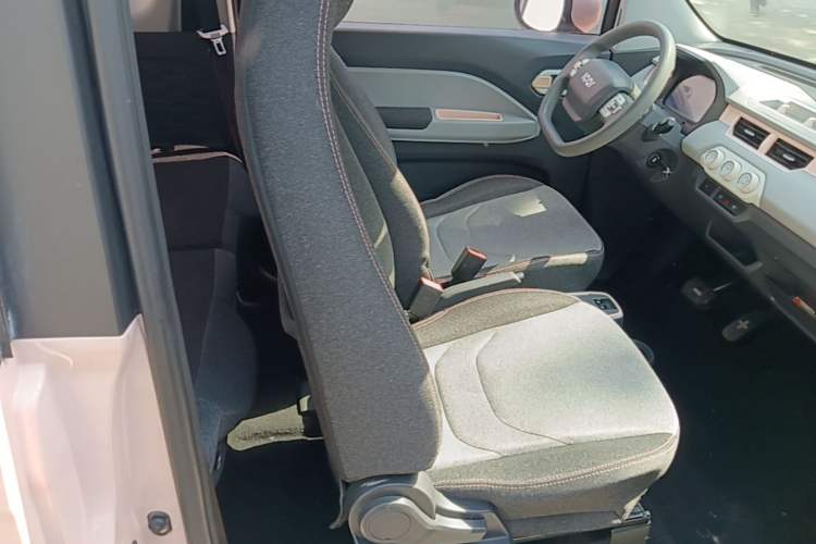 Used Chery QQ Ice Cream 2022 170km Sundae Phosphate Lithium-Ion Right Front Seat