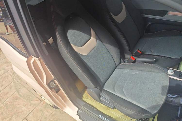 Used Chery QQ Ice Cream 2022 120km Conical Shape Lithium Iron Phosphate Right Front Seat