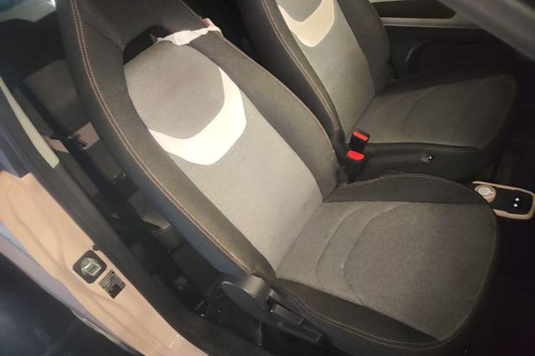 Used Chery QQ Ice Cream 2022 120km Conical Shape Lithium Iron Phosphate Right Front Seat