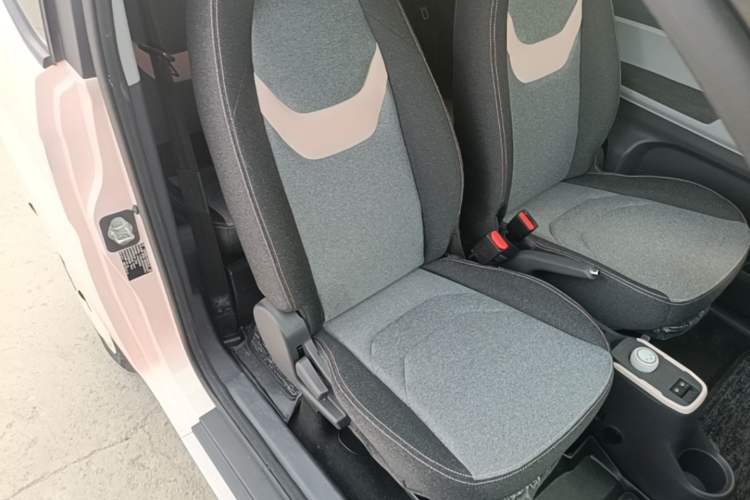 Used Chery QQ Ice Cream 2022 170km Sundae Phosphate Lithium-Ion Right Front Seat