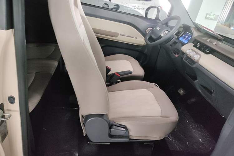 Used Chery QQ Ice Cream 2022 170km Sundae Phosphate Lithium-Ion Right Front Seat