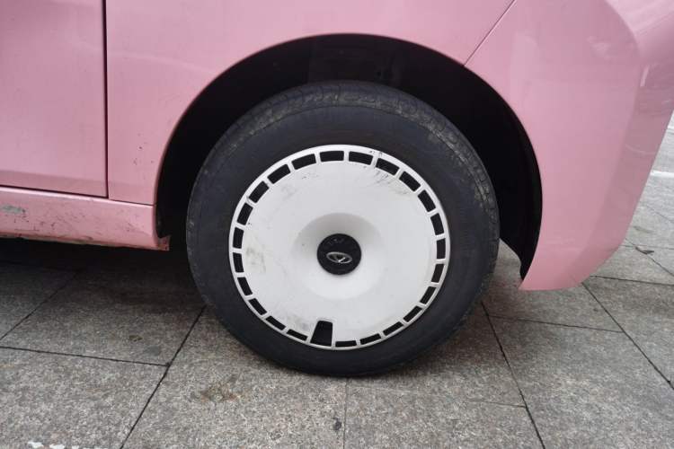 Used Chery QQ Ice Cream 2022 Taohuanxi Peach Edition Right Front Wheel Hub