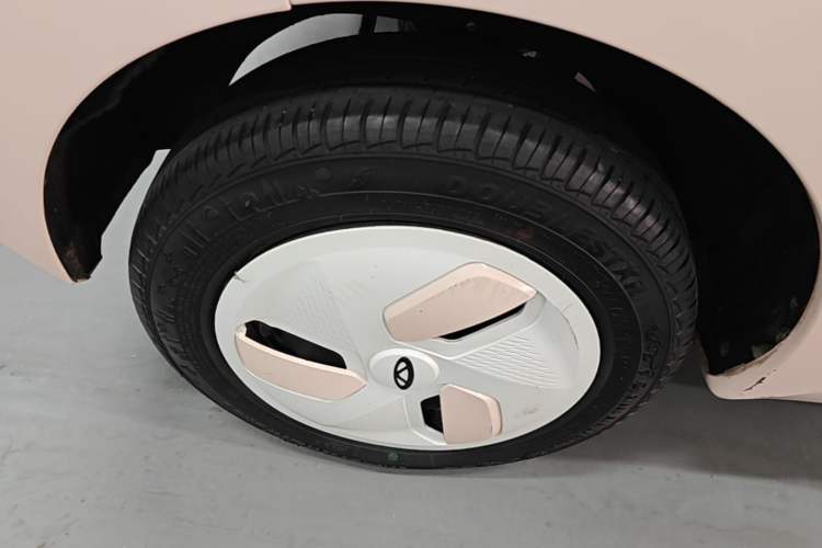 Used Chery QQ Ice Cream 2022 170km Sundae Phosphate Lithium-Ion Right Rear Wheel Hub