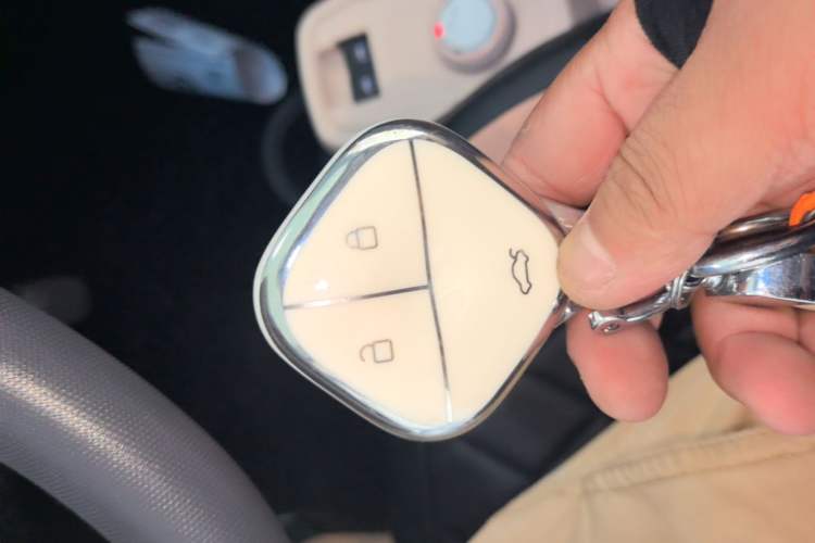 Used Chery QQ Ice Cream 2022 170km Sundae Phosphate Lithium-Ion Vehicle Key