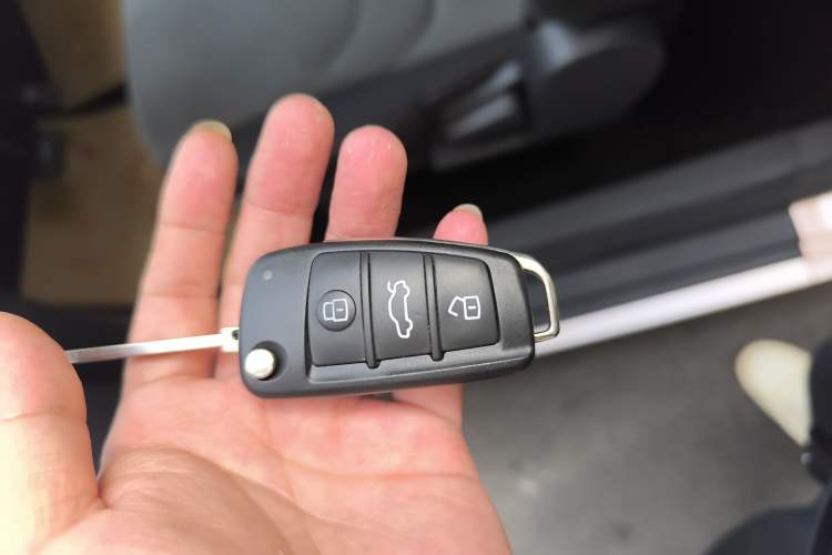 Used Chery QQ Ice Cream 2022 170km Sundae Phosphate Lithium-Ion Vehicle Key