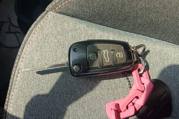 Used Chery QQ Ice Cream 2022 170km Sundae Phosphate Lithium-Ion Vehicle Key