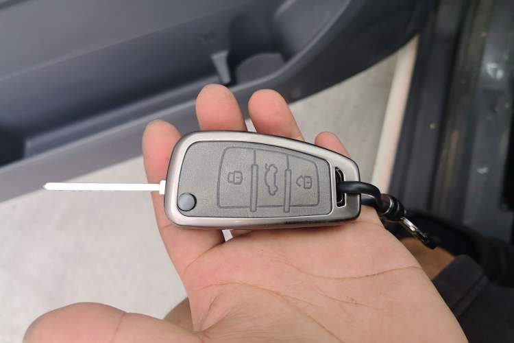 Used Chery QQ Ice Cream 2022 170km Sundae Phosphate Lithium-Ion Vehicle Key