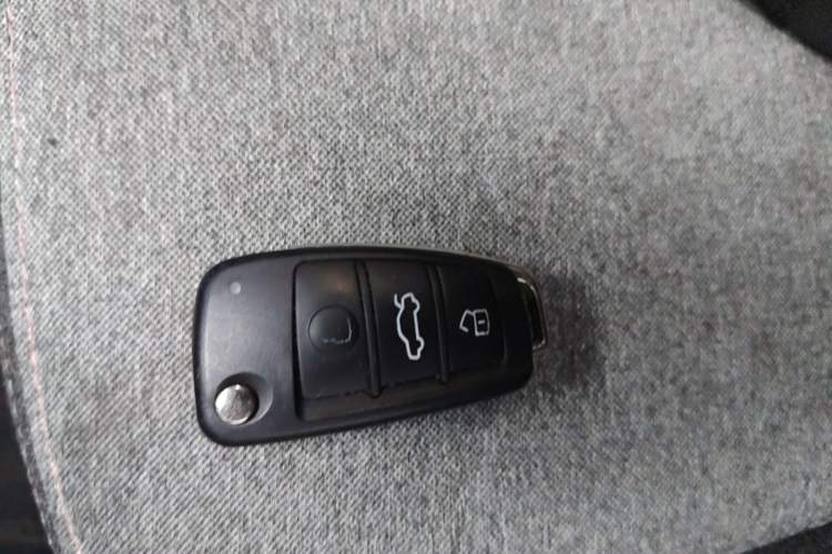 Used Chery QQ Ice Cream 2022 170km Sundae Phosphate Lithium-Ion Vehicle Key