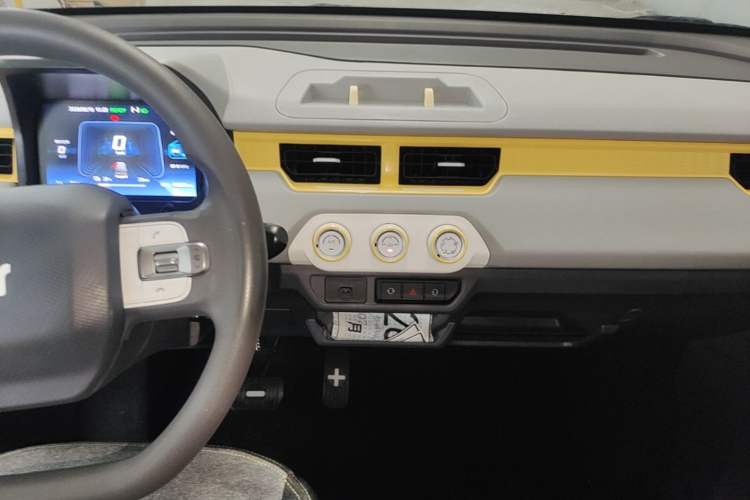 Used Chery QQ Ice Cream 2022 170km Sundae Phosphate Lithium-Ion Audio And AC Panel