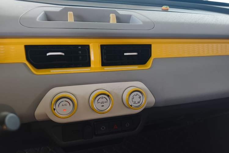 Used Chery QQ Ice Cream 2022 170km Sundae Phosphate Lithium-Ion Audio And AC Panel