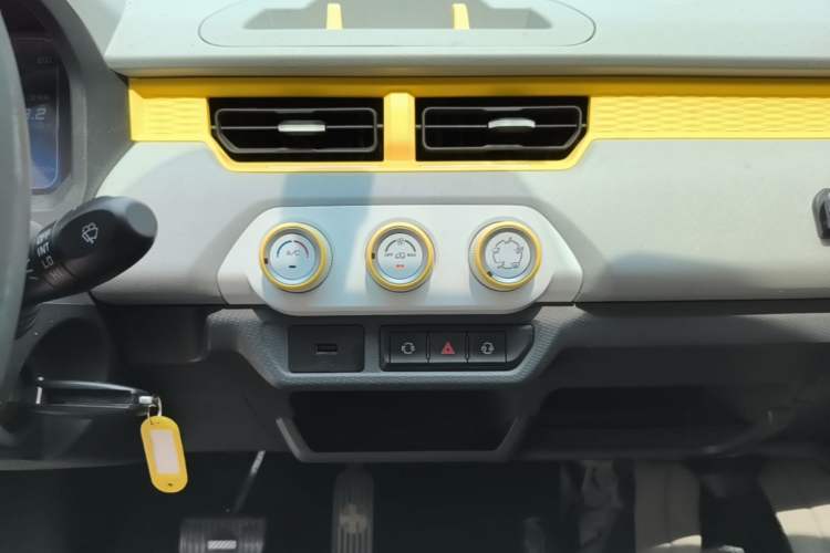 Used Chery QQ Ice Cream 2022 170km Sundae Phosphate Lithium-Ion Audio And AC Panel