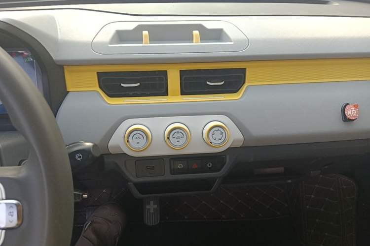 Used Chery QQ Ice Cream 2022 120km Conical Shape Lithium Iron Phosphate Audio And AC Panel