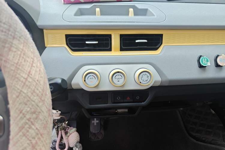 Used Chery QQ Ice Cream 2022 120km Conical Shape Lithium Iron Phosphate Audio And AC Panel