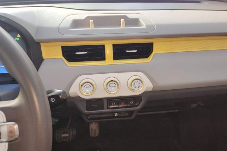 Used Chery QQ Ice Cream 2022 120km Conical Shape Lithium Iron Phosphate Audio And AC Panel