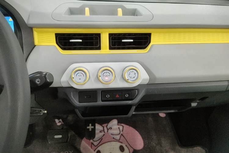 Used Chery QQ Ice Cream 2022 170km Sundae Phosphate Lithium-Ion Audio And AC Panel