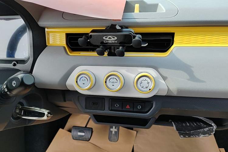 Used Chery QQ Ice Cream 2022 170km Sundae Phosphate Lithium-Ion Audio And AC Panel