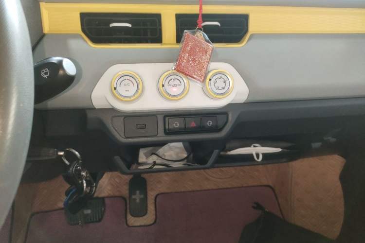 Used Chery QQ Ice Cream 2022 170km Sundae Phosphate Lithium-Ion Audio And AC Panel