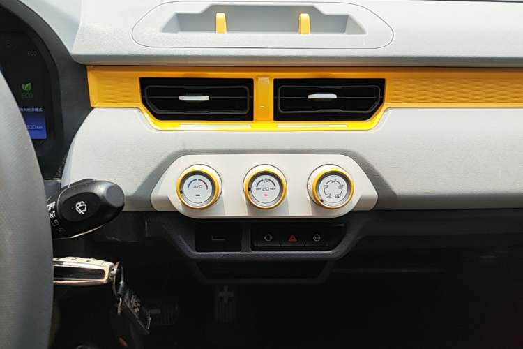 Used Chery QQ Ice Cream 2022 170km Sundae Phosphate Lithium-Ion Audio And AC Panel
