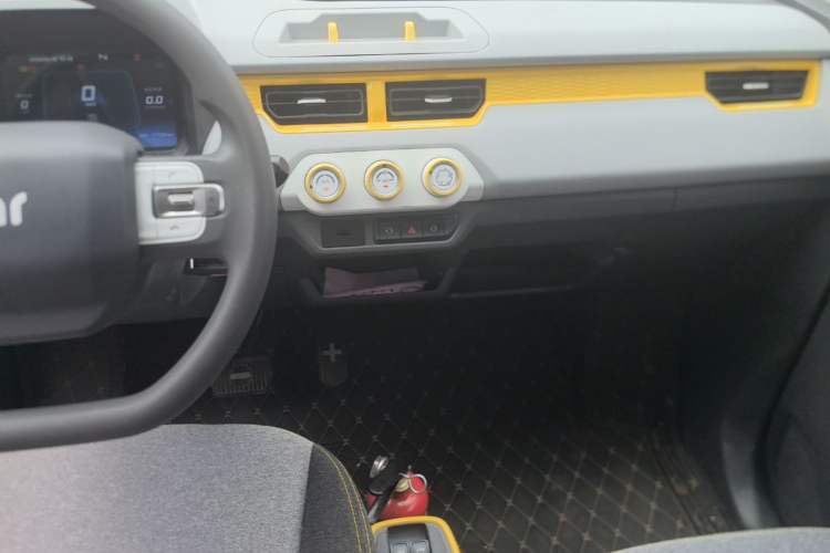 Used Chery QQ Ice Cream 2022 170km Sundae Phosphate Lithium-Ion Audio And AC Panel
